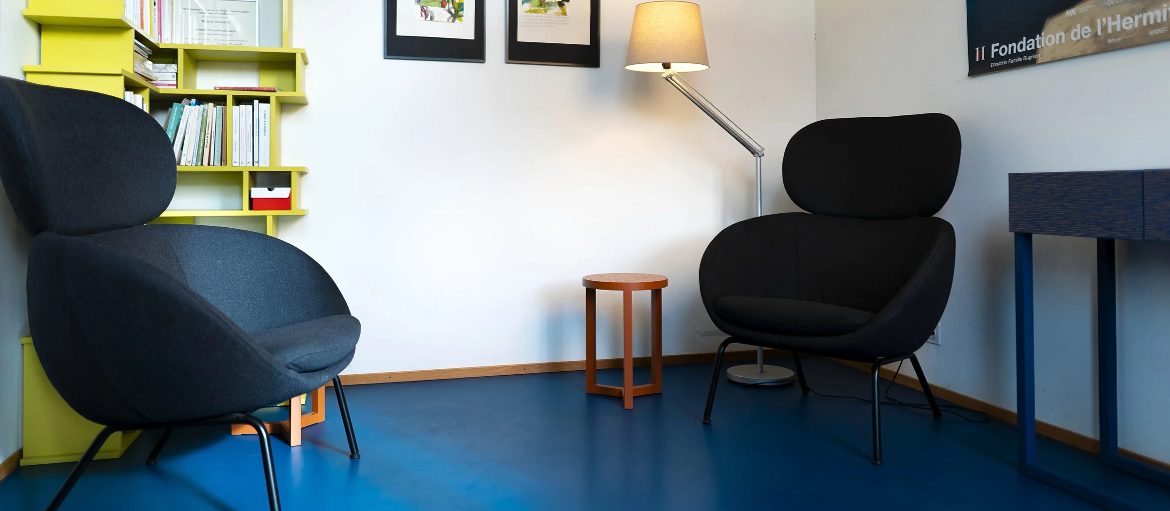 Le fauteuil du cabinet de conseil psychologique, dans la lumière