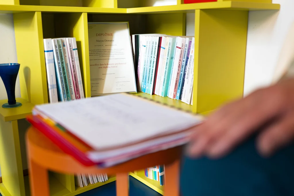 Mains et carnet pendant une séance de supervision